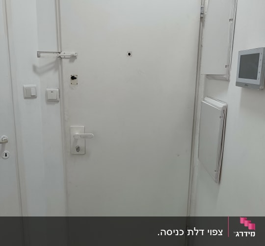 דלת לבנה עם ידית ומנעול, ציפוי דלת